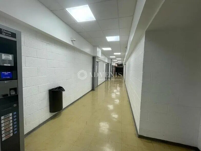 Office in Plaisir to rent - Interior Photo - Image 2 of 5