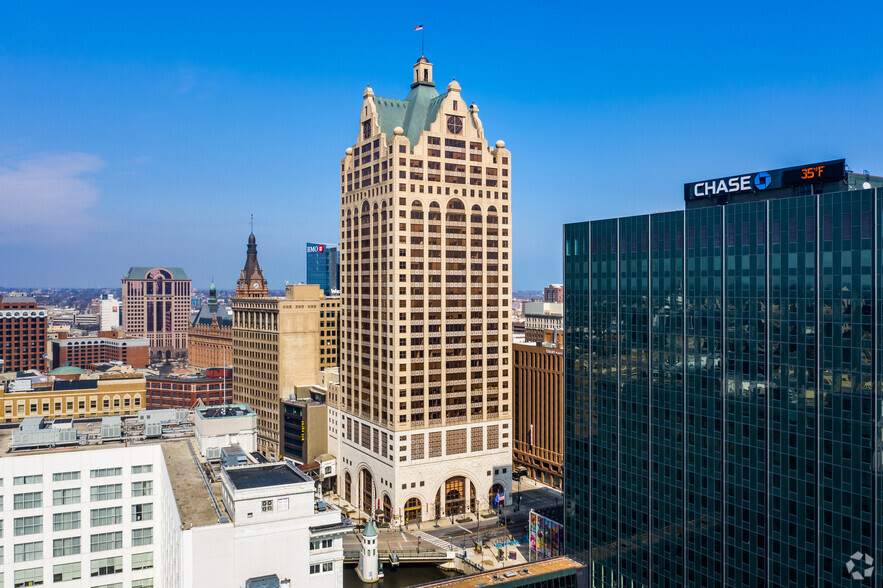 100 E Wisconsin Ave, Milwaukee, WI for sale - Building Photo - Image 1 of 1