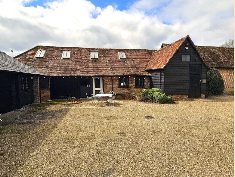 Redbournbury Ln, St Albans to rent - Primary Photo - Image 1 of 3