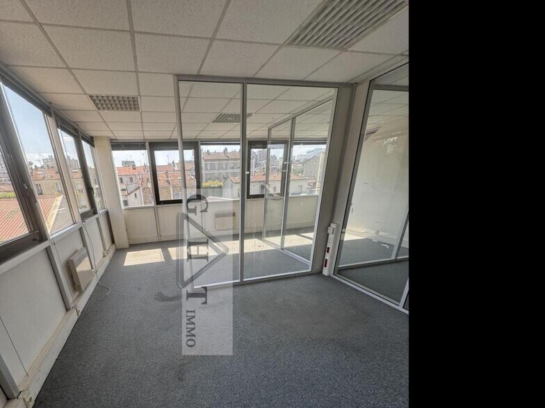Industrial in Ivry-sur-Seine to rent - Building Photo - Image 2 of 7