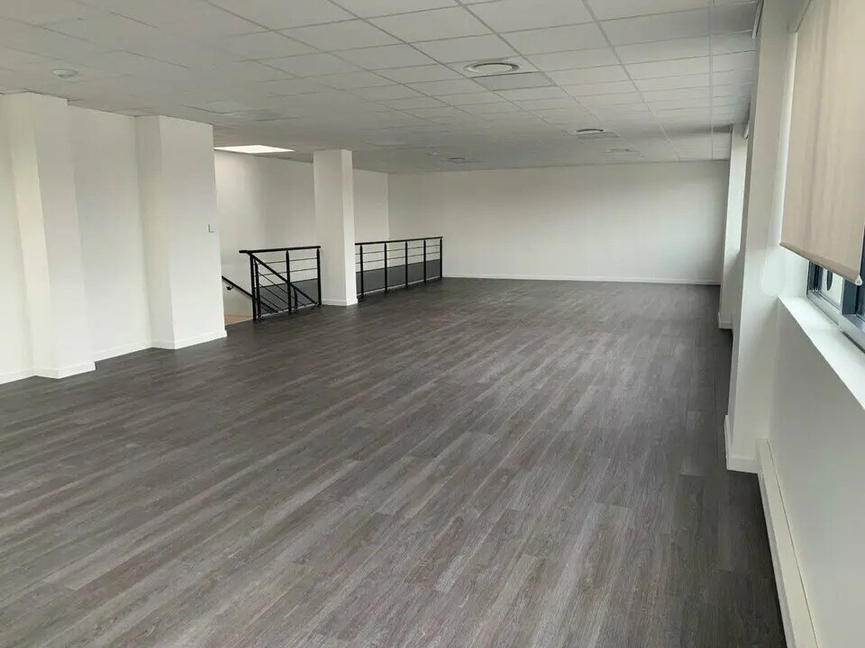 Office in Saint-Quentin-Fallavier to rent Building Photo- Image 1 of 13