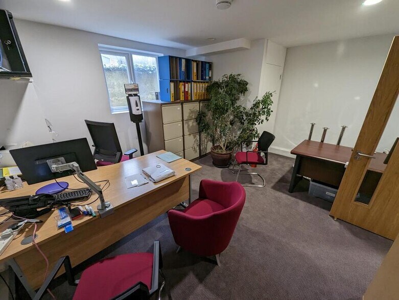 41-43 High St, Leatherhead for sale - Building Photo - Image 2 of 3