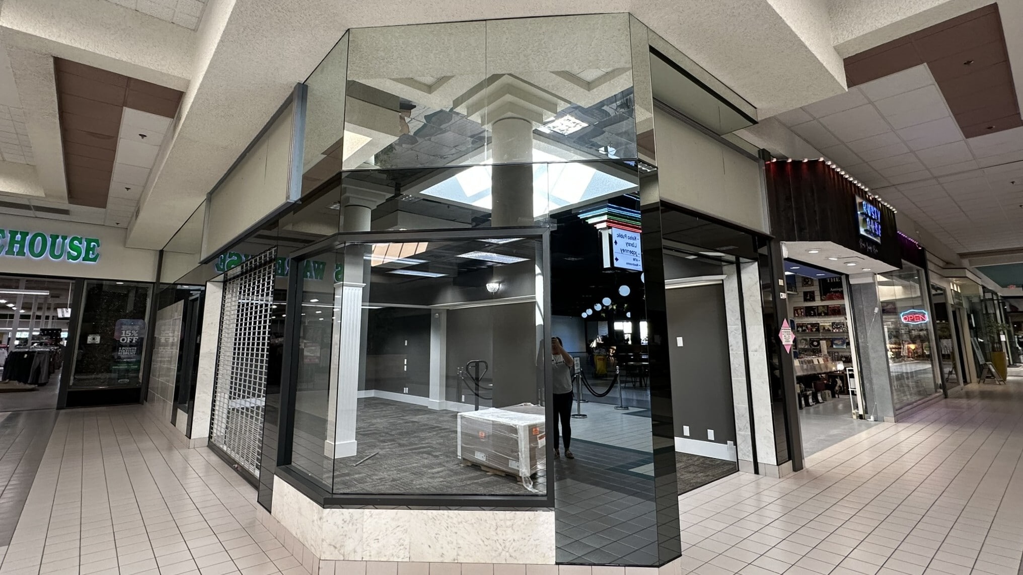 341-351 Three Rivers Dr, Kelso, WA to rent Interior Photo- Image 1 of 6