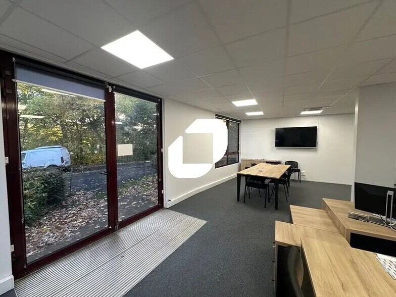 Office in Saint-Germain-en-Laye to rent - Interior Photo - Image 2 of 8