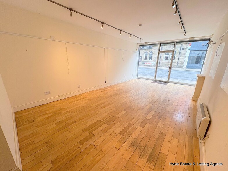 54 Lee Ln, Bolton to rent - Building Photo - Image 2 of 8