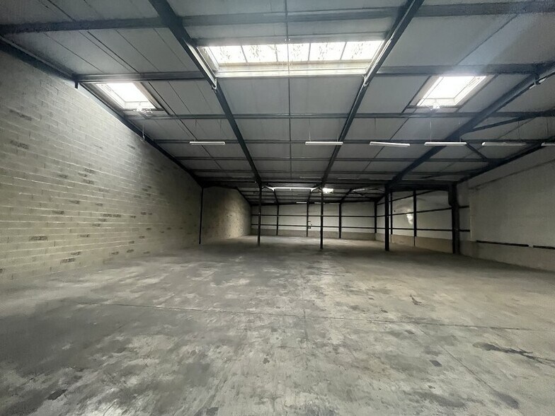 Light Industrial in Saint-Alban to rent - Interior Photo - Image 3 of 9