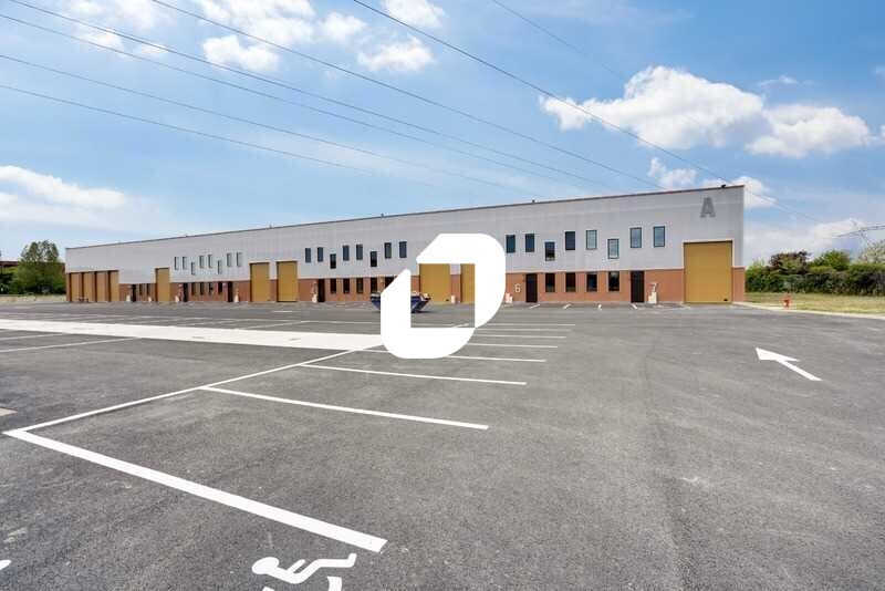 Retail in Le Coudray-Montceaux to rent Building Photo- Image 1 of 20