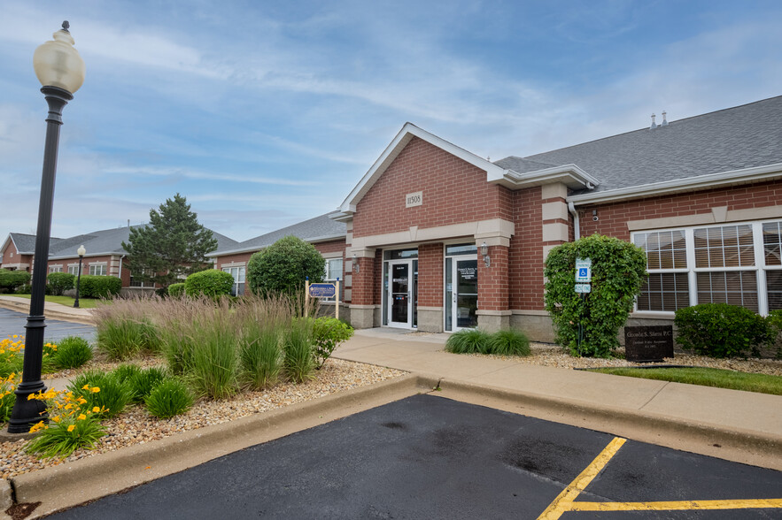 Orland Park Business Center portfolio of 2 properties for sale on LoopNet.co.uk - Primary Photo - Image 1 of 1