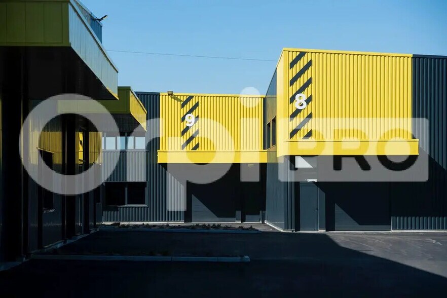 Light Industrial in Frans to rent - Building Photo - Image 1 of 6