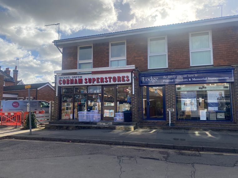 1 Hollyhedge Rd, Cobham for sale - Primary Photo - Image 1 of 1