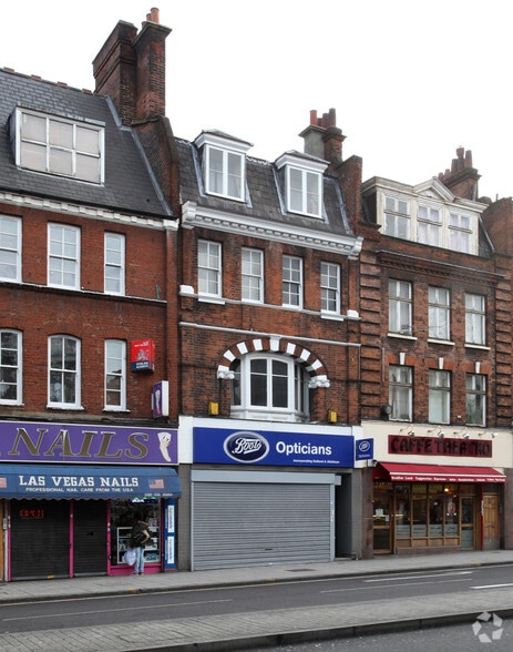 318 Mare St, London to rent - Building Photo - Image 3 of 3