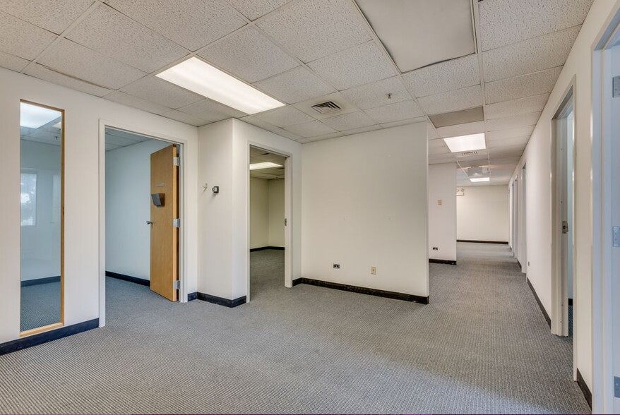 10600 W Higgins Rd, Rosemont, IL for rent - Interior Photo - Image 2 of 10