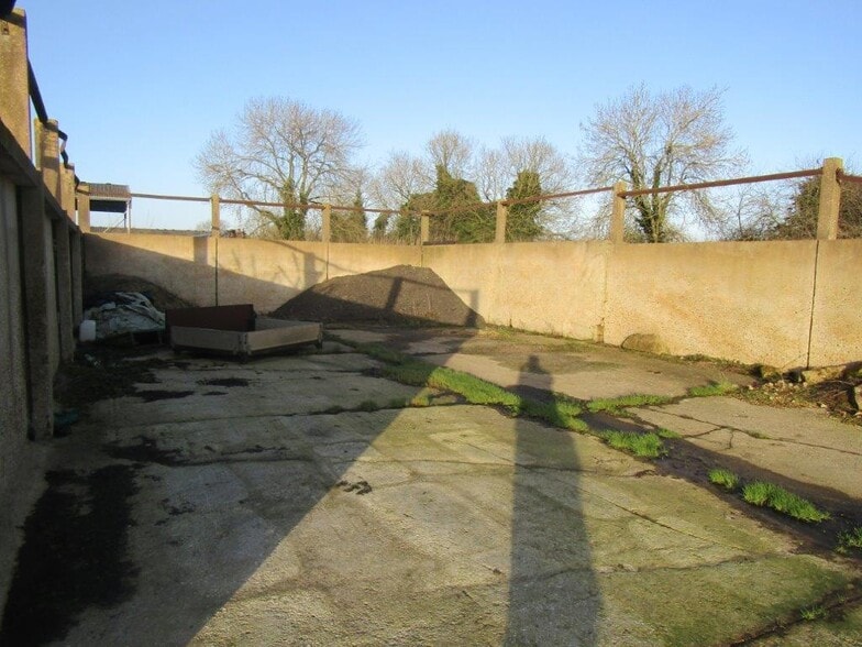 West St, Steeple Claydon to rent - Primary Photo - Image 1 of 2