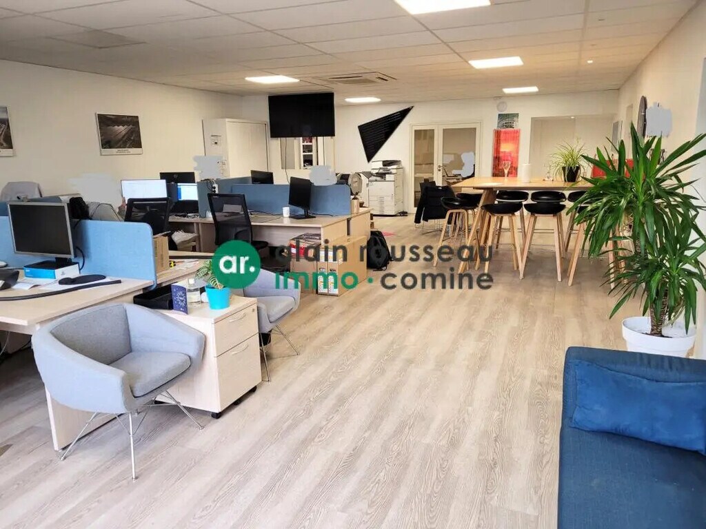 Location Local d'activités 200 m² - Photo 1