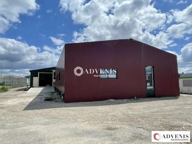 Location Local d'activités 1 300 m²