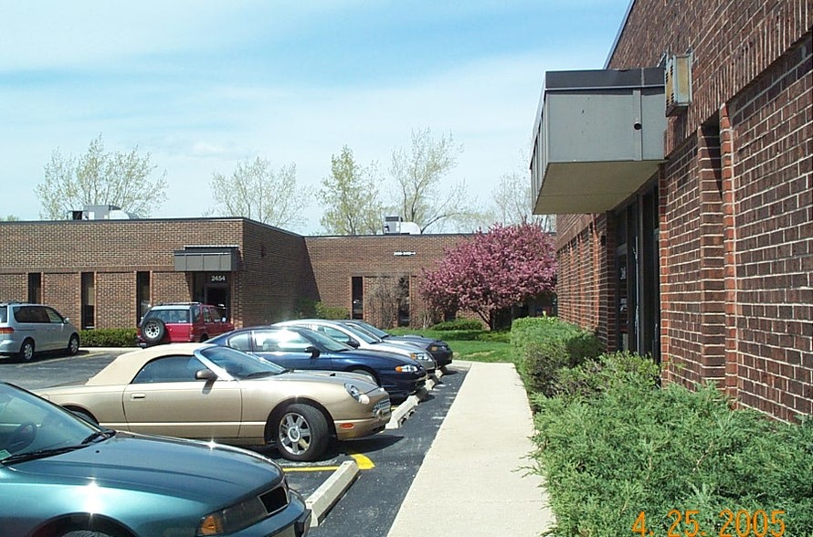 2448-2490 E Oakton St, Arlington Heights, IL for rent - Building Photo - Image 3 of 6