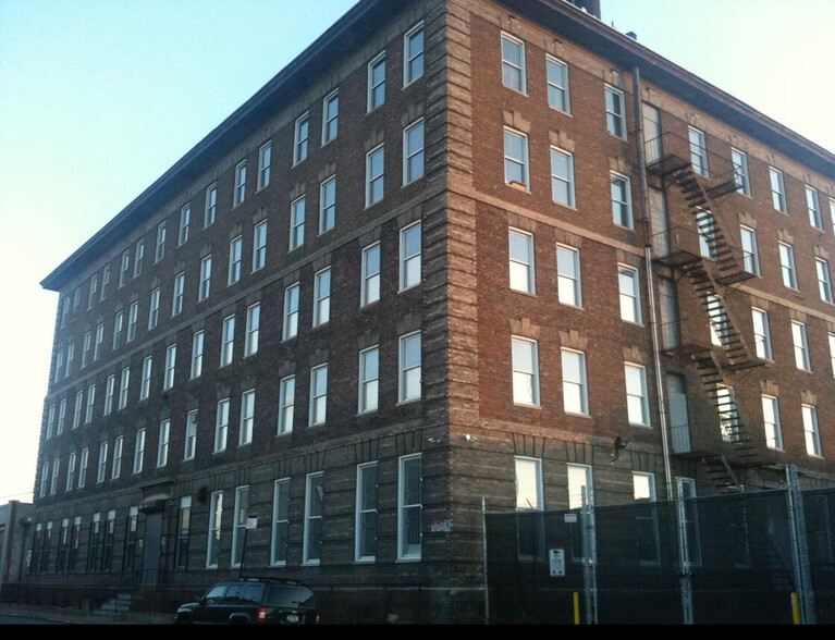 550-560 Barry St, Bronx, NY for rent - Building Photo - Image 1 of 18