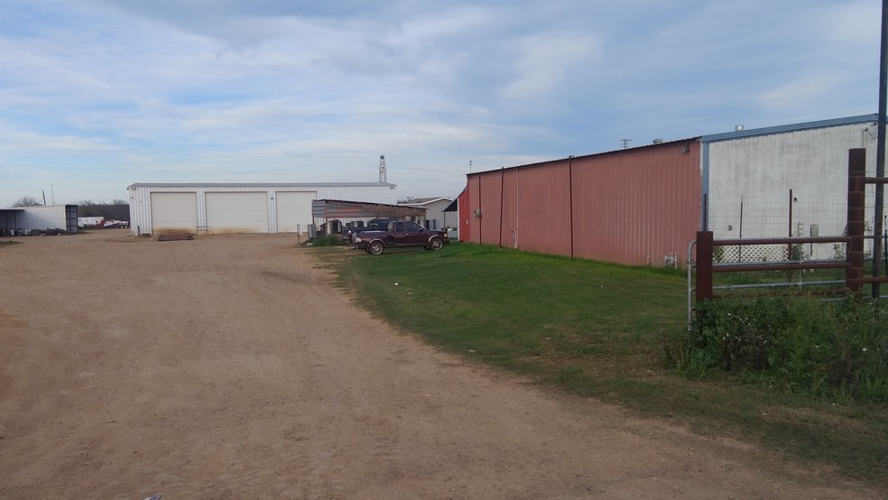 800 W Fm 117, Dilley, TX for rent - Building Photo - Image 2 of 12