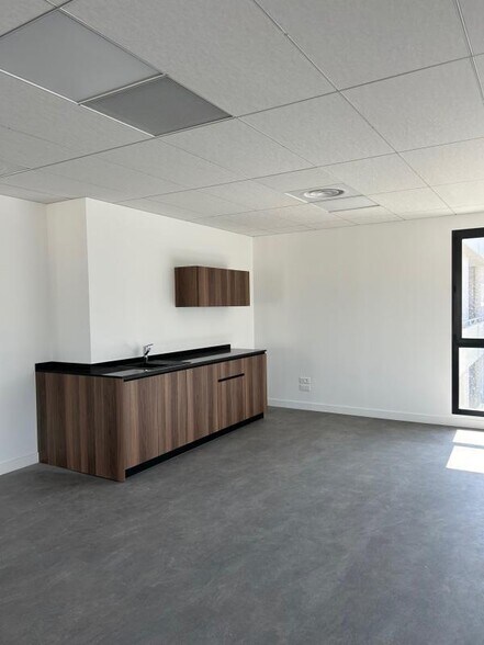 Office in Aubagne to rent - Building Photo - Image 2 of 6