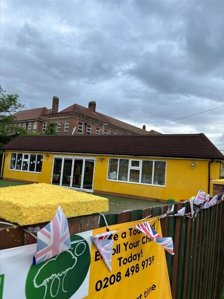 157-159 St. Barnabas Rd, Woodford Green to rent - Building Photo - Image 3 of 13