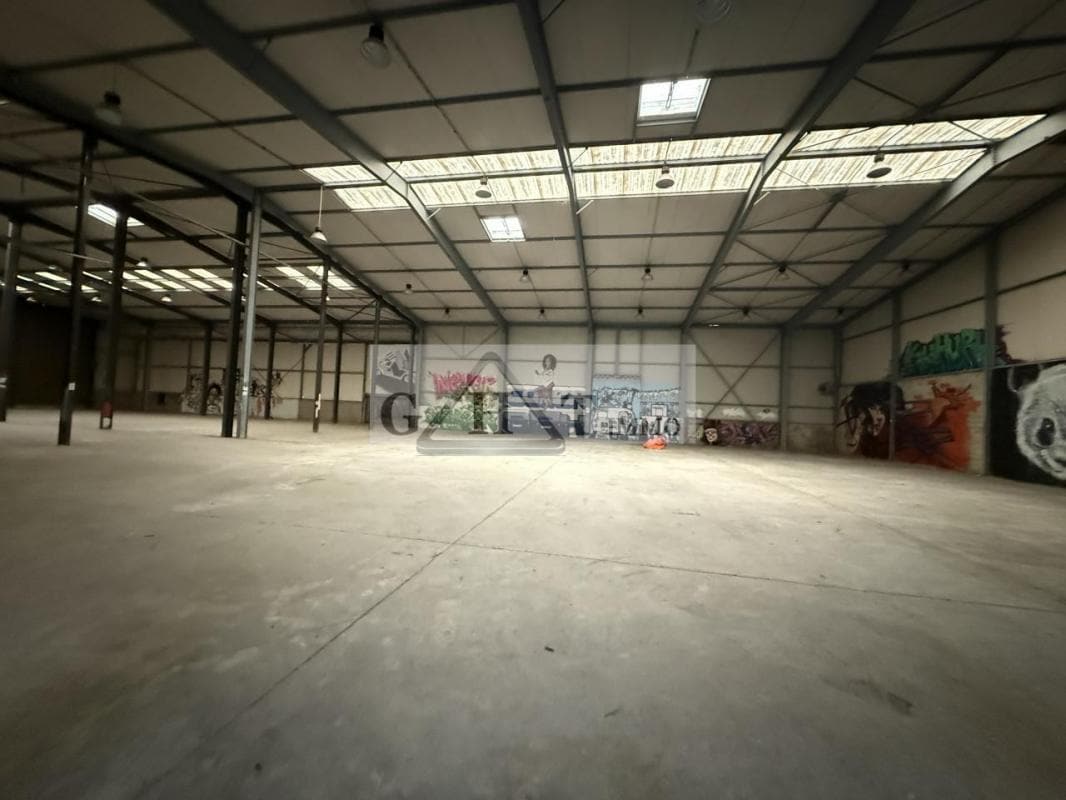 Industrial in Montreuil for sale Interior Photo- Image 1 of 7