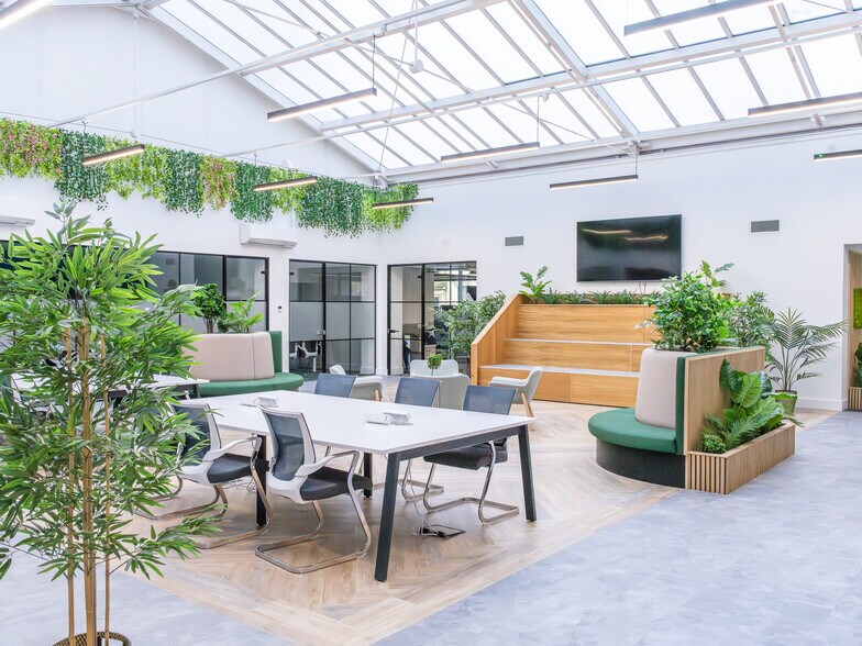 156 Bothwell St, Glasgow to rent - Interior Photo - Image 2 of 8