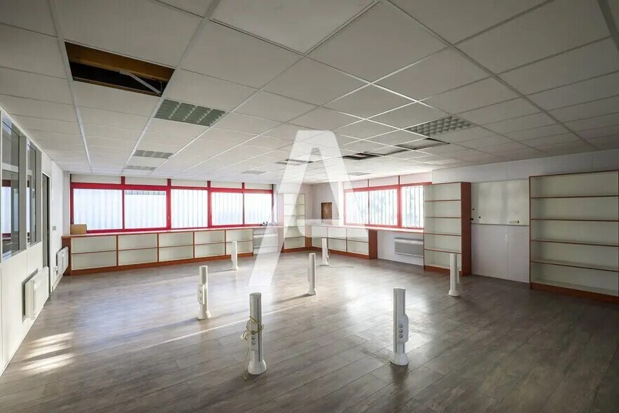 Light Industrial in Collégien to rent - Interior Photo - Image 2 of 5