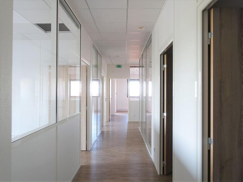 6-8 Allée Du Piémont, Saint-Priest to rent - Interior Photo - Image 3 of 12