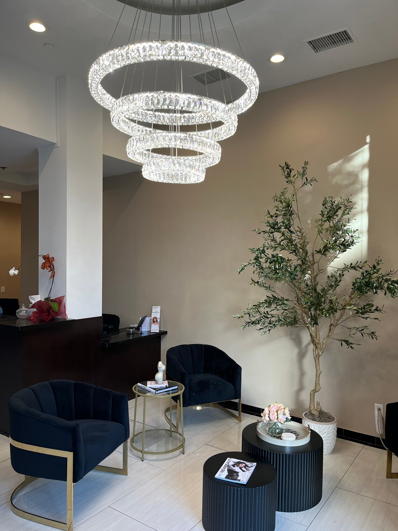 50 N La Cienega Blvd, Beverly Hills, CA to rent Lobby- Image 1 of 12