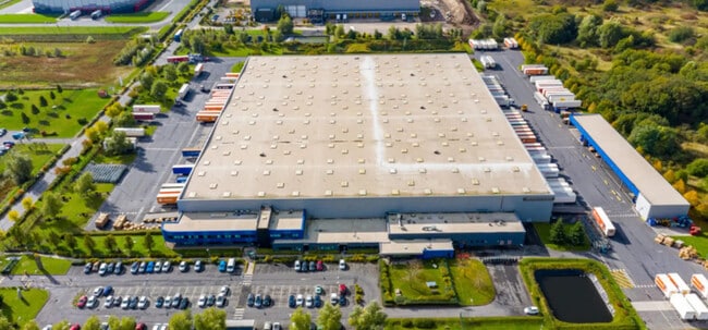 Location Entrepôt 24 905 m²