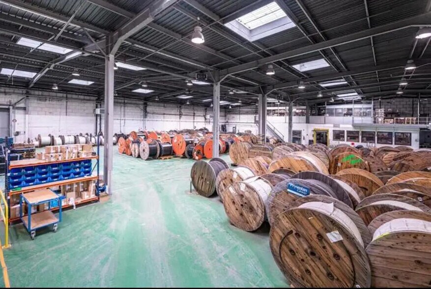 Light Industrial in Palaiseau to rent - Interior Photo - Image 2 of 10