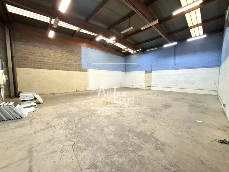 Light Industrial in Émerainville to rent - Interior Photo - Image 1 of 12
