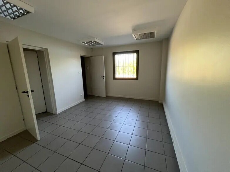 7 Rue Michel Jacquet, Saint-Priest to rent - Interior Photo - Image 3 of 7