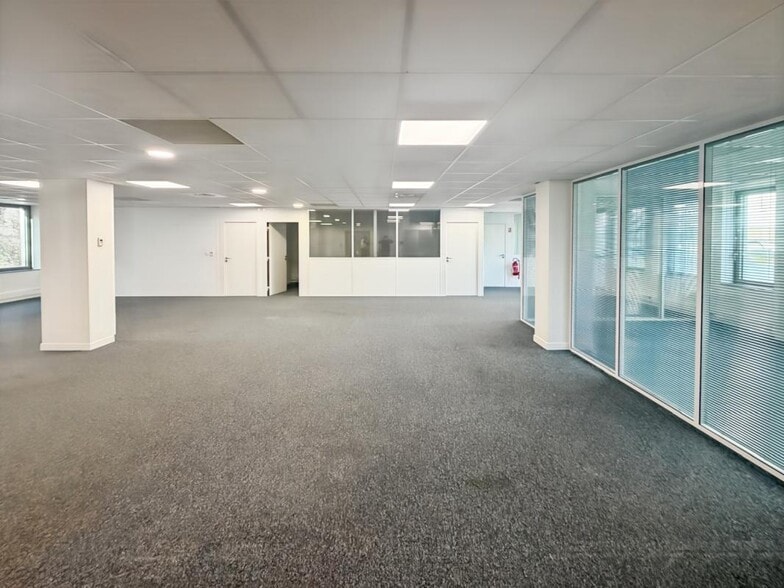 Office in Clichy to rent - Interior Photo - Image 2 of 6