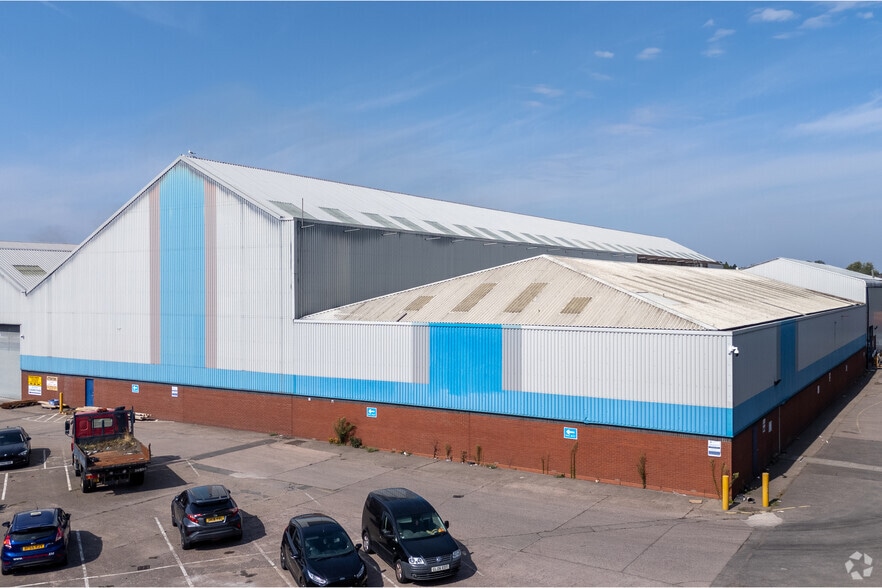10-12 High St, Tipton to rent - Building Photo - Image 2 of 2