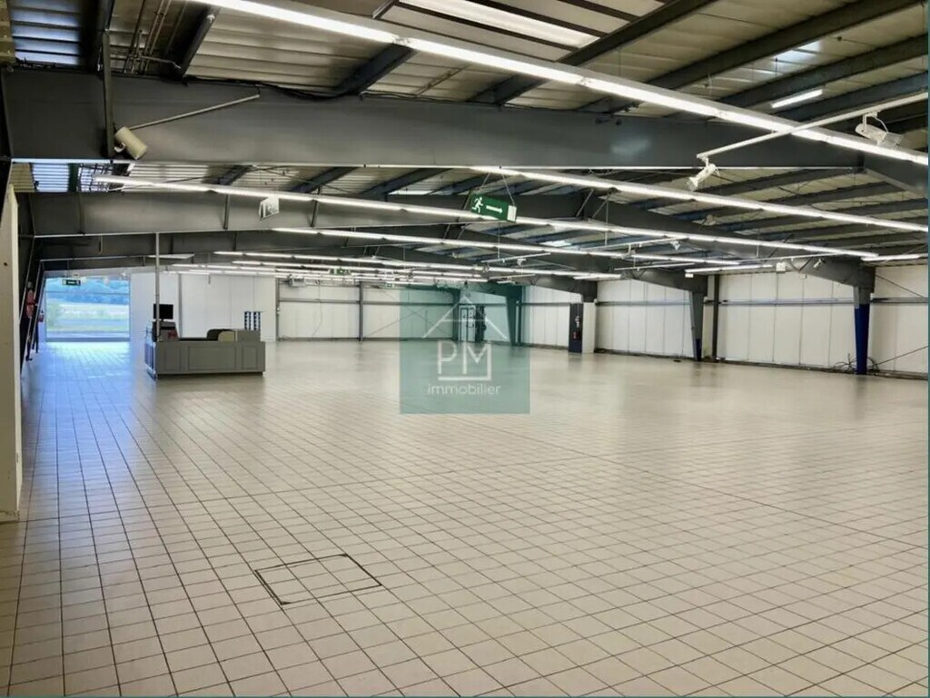 Location Commerce 800 m² - Photo 1