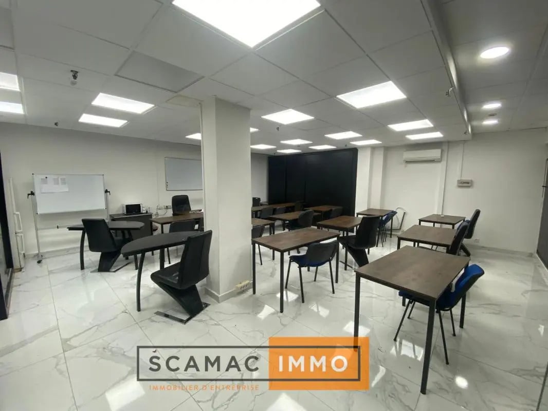 Retail in Marseille to rent Interior Photo- Image 1 of 6