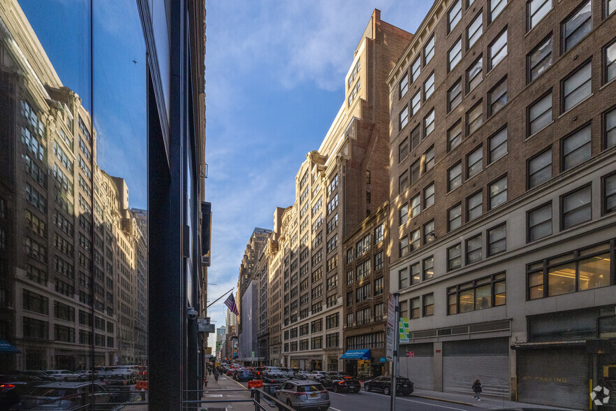 225 W 37th St, New York, NY for rent - Building Photo - Image 1 of 15