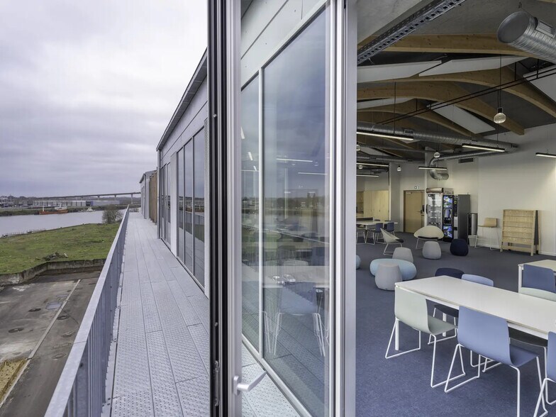 8 Allée De La Centrale Electrique De Chantenay, Nantes to rent - Building Photo - Image 2 of 5