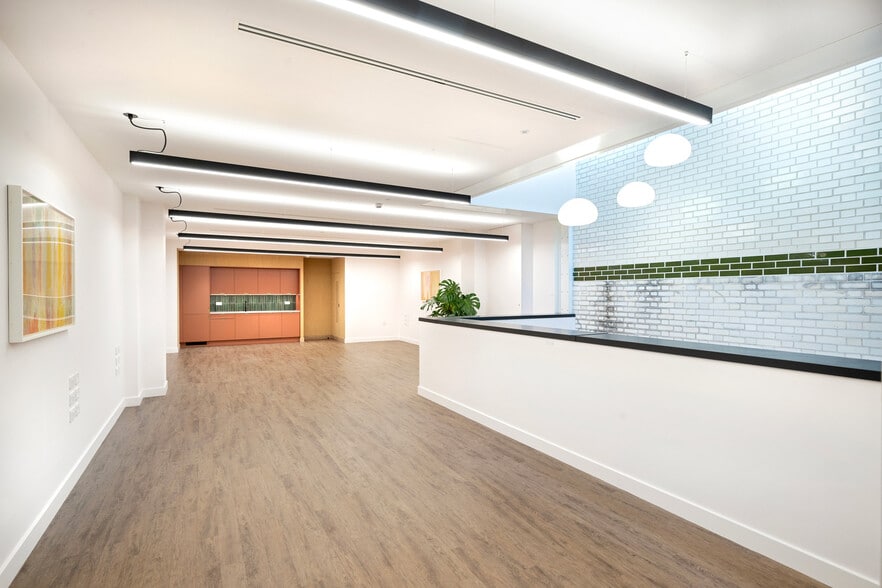 2 Bentinck Mews, London to rent - Interior Photo - Image 3 of 14