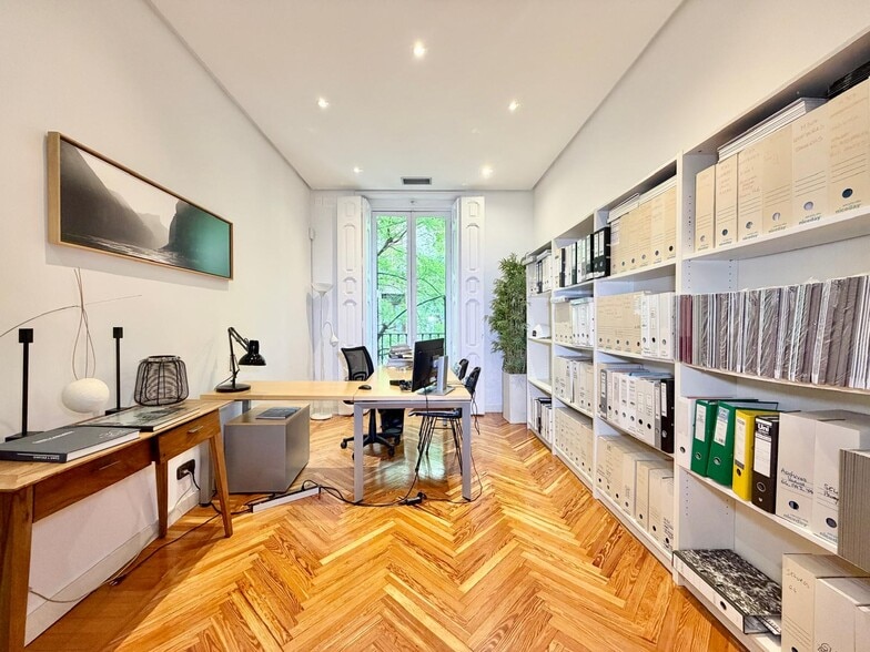 Office in Madrid, Madrid to rent - Building Photo - Image 2 of 2