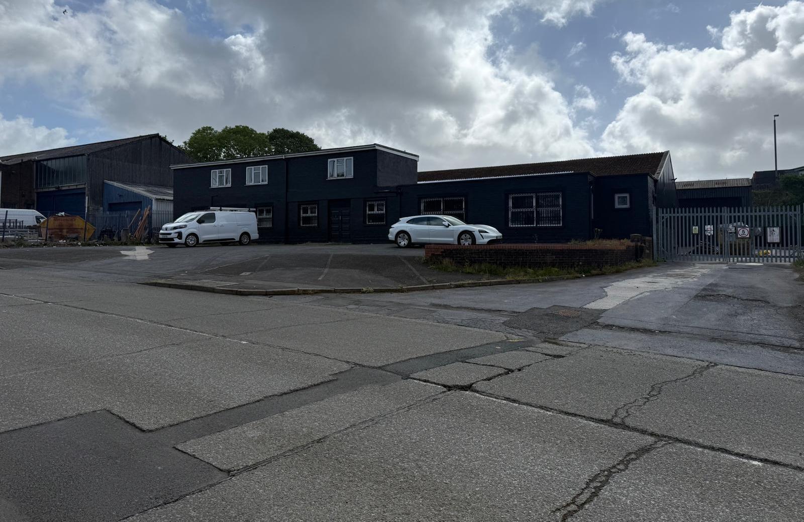Bruce Rd, Swansea to rent Building Photo- Image 1 of 5