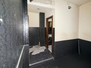 Retail in Madrid, Madrid to rent Interior Photo- Image 2 of 4