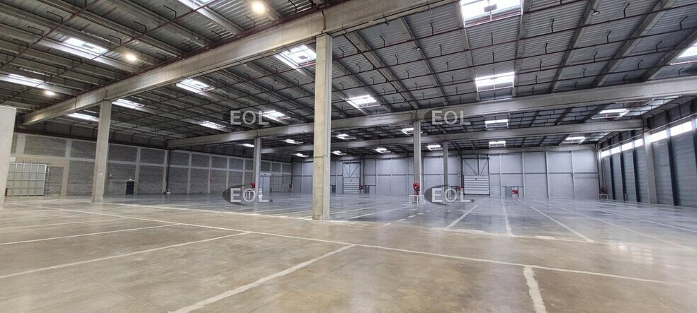 Industrial in Mions to rent - Interior Photo - Image 2 of 6