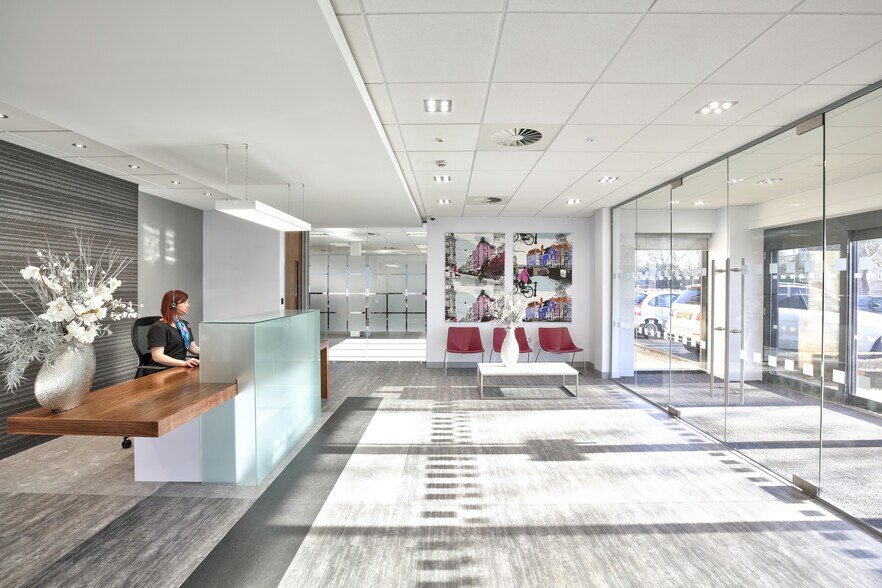 Priory Dr, Newport to rent - Lobby - Image 2 of 5