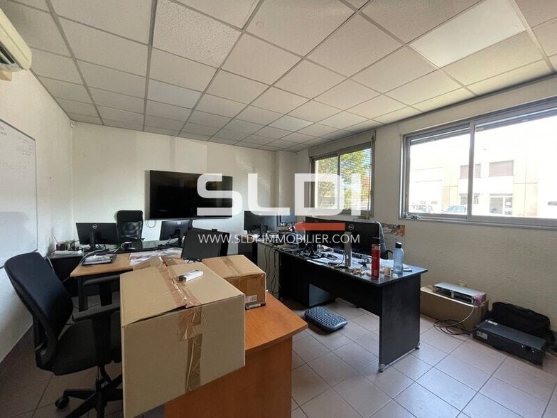 2 Rue Paul Villard, Chassieu to rent - Interior Photo - Image 3 of 8