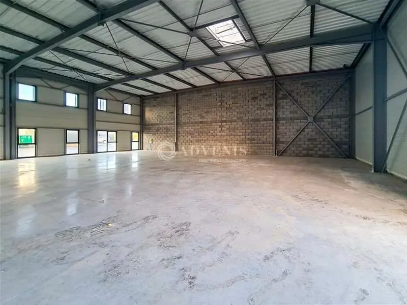 Location Local d'activités 400 m² - Photo 1