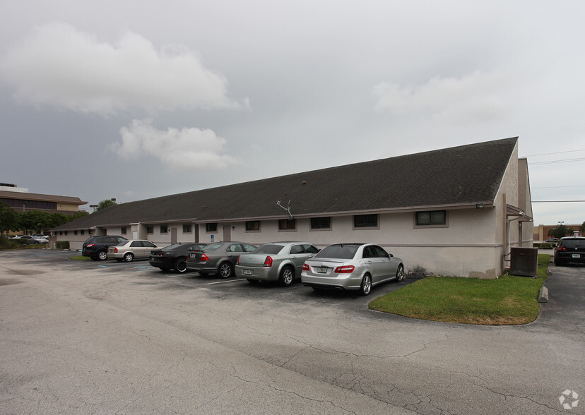 5640-5648 W Atlantic Blvd, Margate, FL for rent - Building Photo - Image 1 of 13