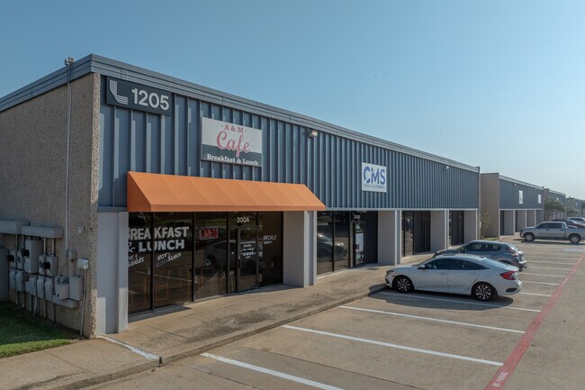 More details for 1213 W Carrier Pky, Grand Prairie, TX - Industrial to Rent