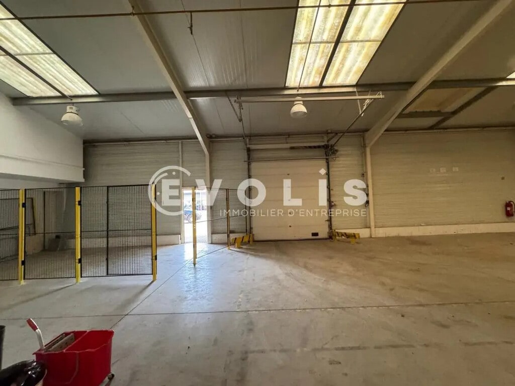 Location Local d'activités 830 m² - Photo 1